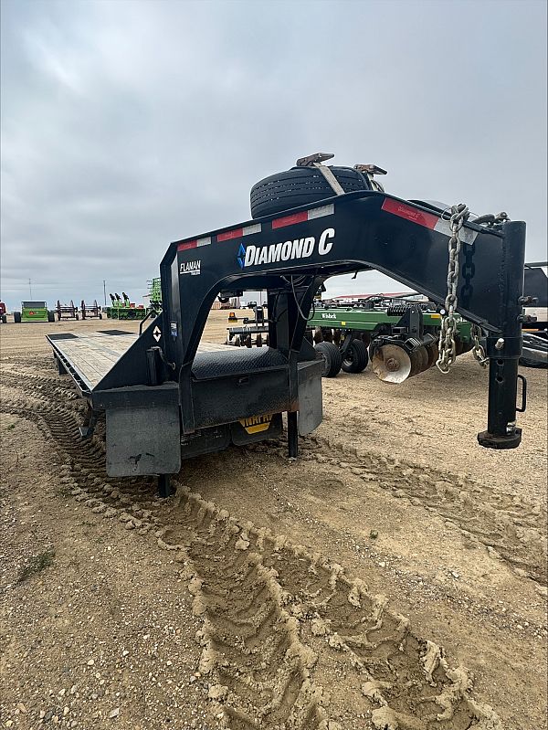 2025 Diamond C FMAX 216 44' Gooseneck