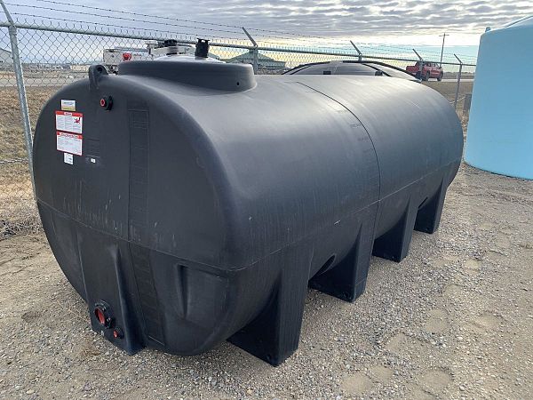 Enduraplas 1600 Gallon Black Horizontal Leg Tank
