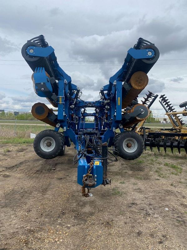 Used 2022 Kinze Mach Till 261 26' Disc