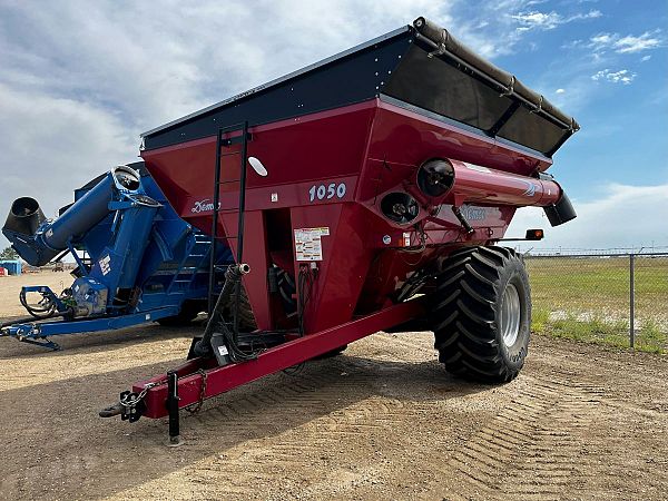 2014 Demco 1050 Grain Cart