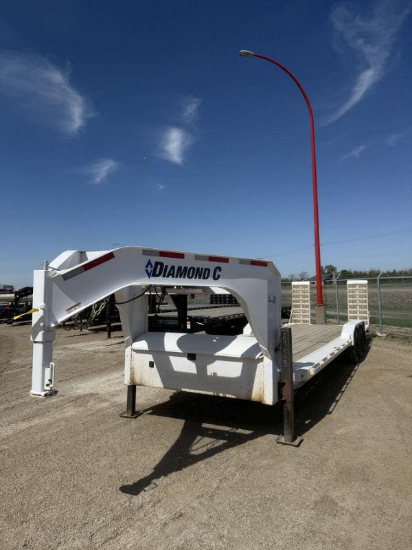 2023 Diamond C LPX 6.8' x 30' Flat Deck Gooseneck